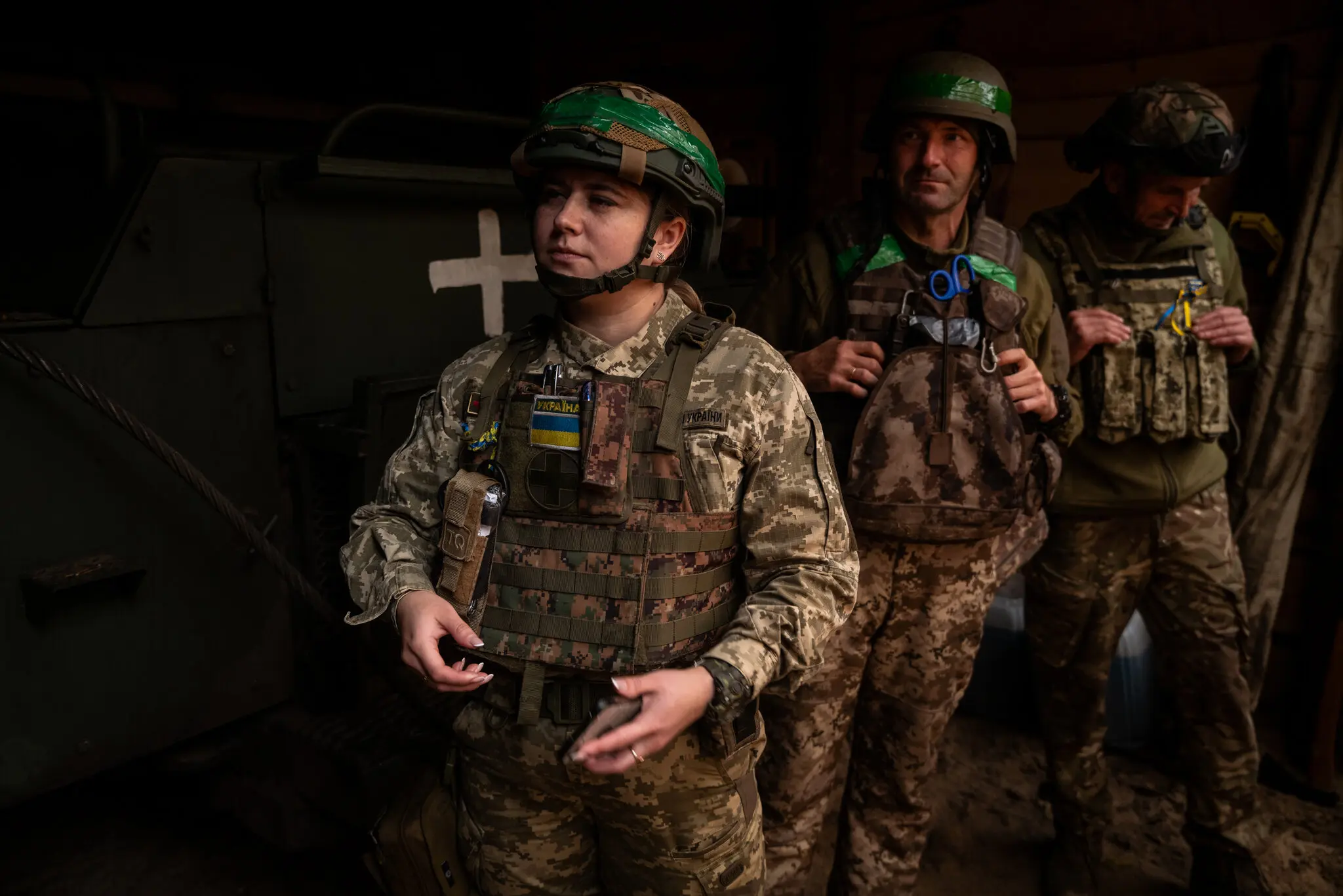30-річна Ольга Остапчук, начальник військово-медичної частини 100-ї бригади з бригадою медиків на Луганщині. Вона була сімейним лікарем і військовою резервісткою до російського вторгнення.